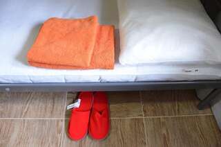 Хостел SunKiss Адлер Кровать в общем 6-местном номере для мужчин и женщин-2